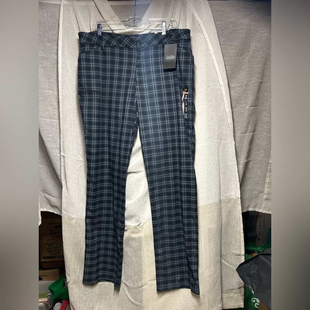 NWT Lee Women's Wrinkle Free Relaxed Fit Straight Leg Pant, Size 16, Long inseam